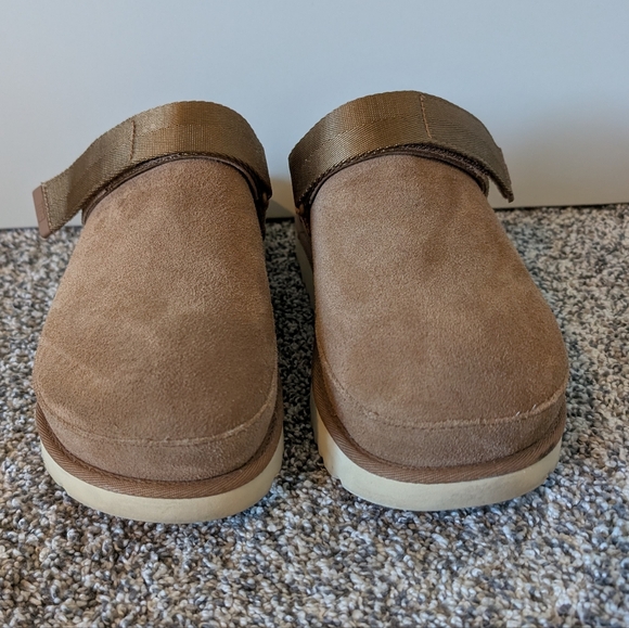UGG Women's Goldenstar Clog in Chestnut - Picture 5 of 8